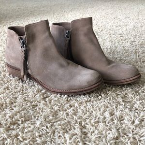 Dolce Vita Sydnie Suede Ankle Boots